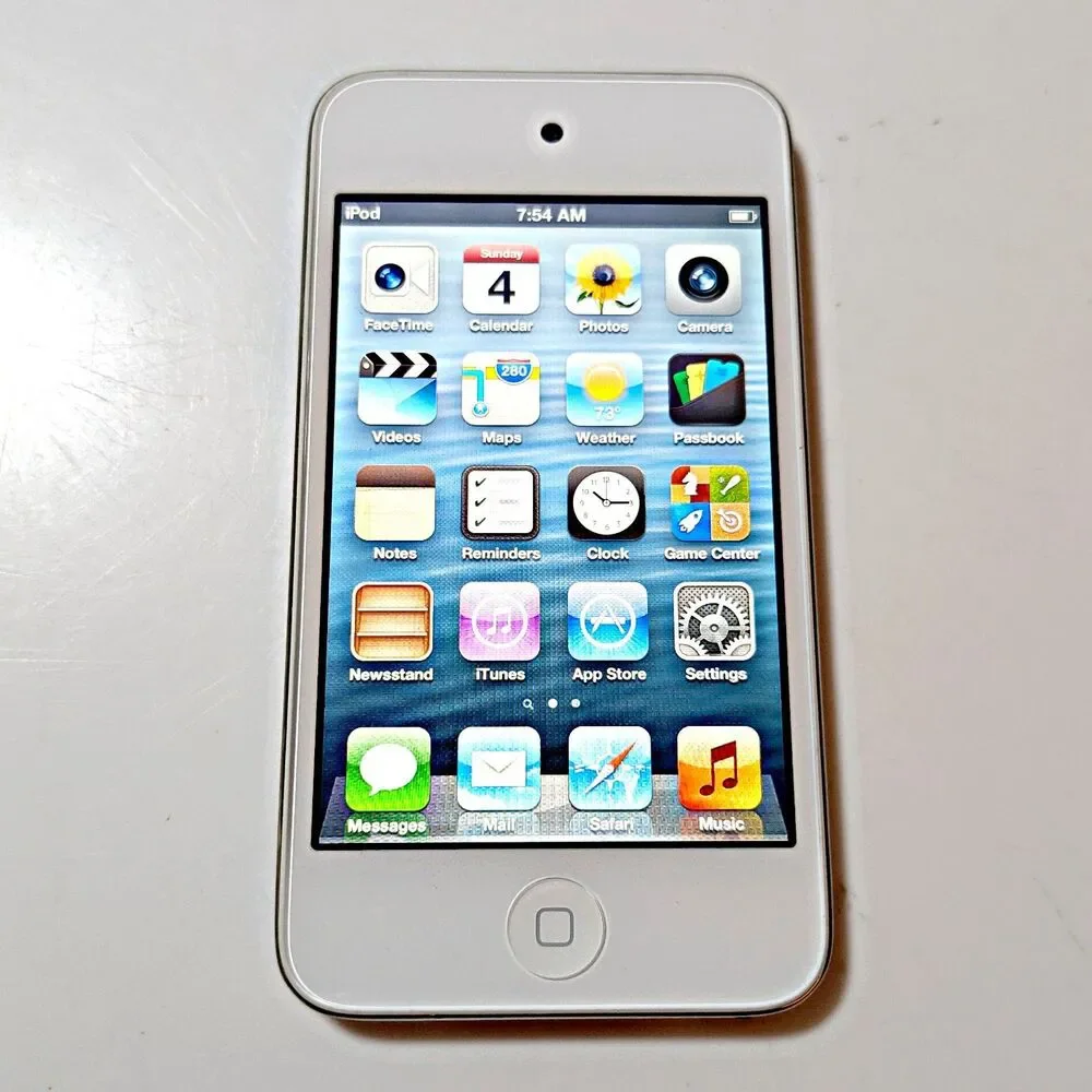 iPod Touch 4th Gen 16 GB White - Incredibly Good Condition on Back - @LOOK@ - Picture 1 of 6